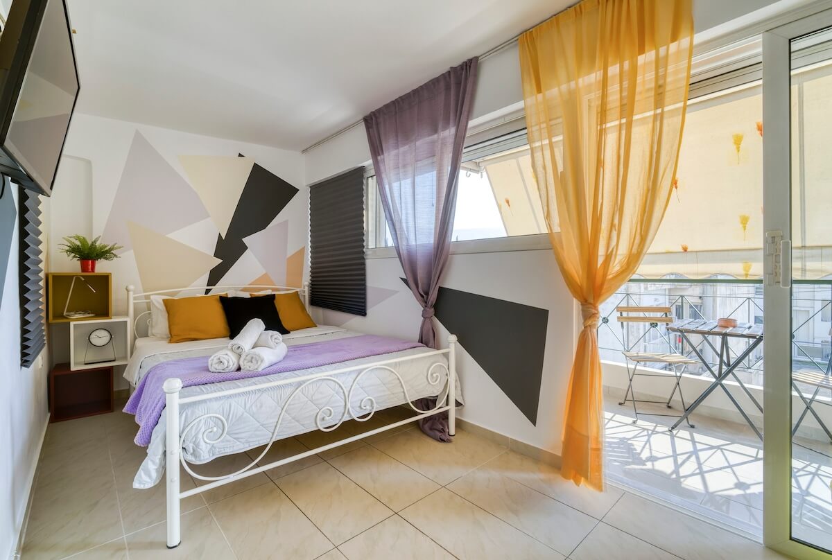 Sunny Colorful apt Near Acropolis with a Nice View
